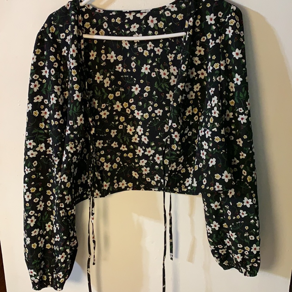 Black floral cropped top cardigan tie style open front tie front - Picture 7 of 8